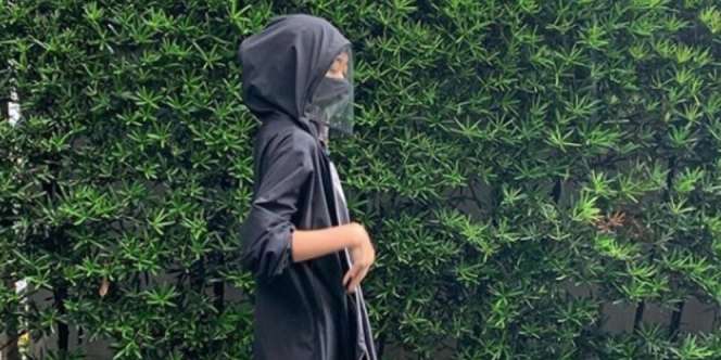 Trench Coat dengan Face Shield, Aman dan Stylish