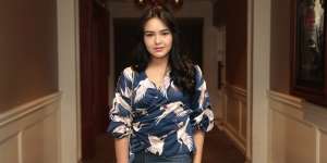 Mejeng di Eskalator, Gaya Amanda Manopo Bikin Susah Kedip