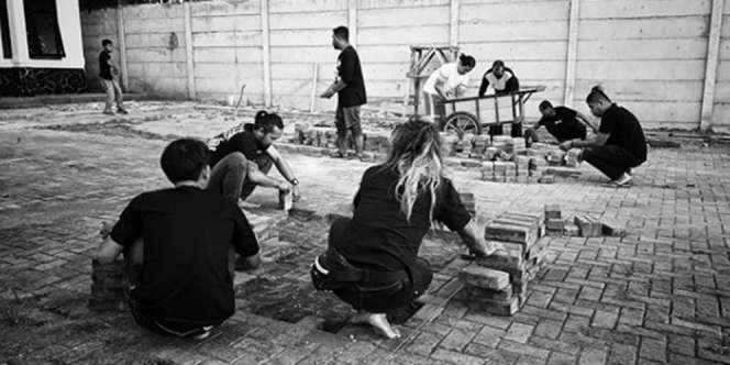 Libur Syuting, Pemain Preman Pensiun Bangun Tempat Bermain untuk Anak
