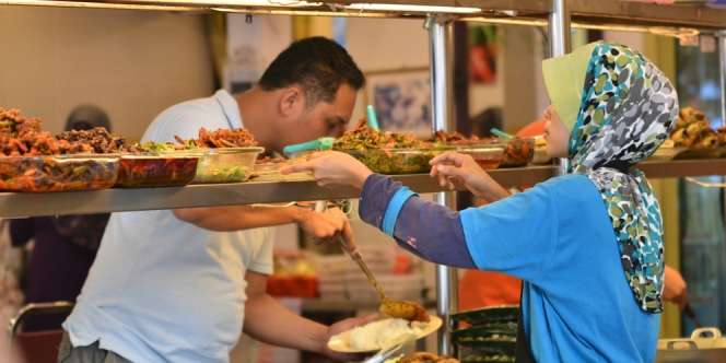 Jaga Jarak Pelanggan, Restoran Undang 'Hantu' ke Meja Makan