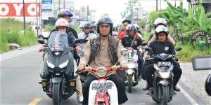 Gaya Ustaz Abdul Somad Naik Motor Klasik, Jauh dari Kesan Mewah