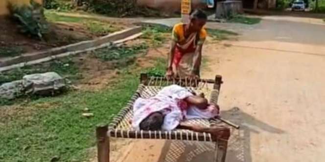 Demi Uang Pensiun, Wanita Ini Seret Ibunya yang Berusia 100 Tahun