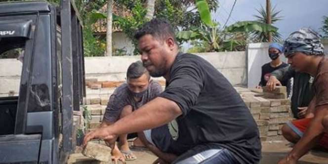 Tak Lagi Syuting Preman Pensiun, Cecep Alih Profesi Jadi Kuli Proyek?