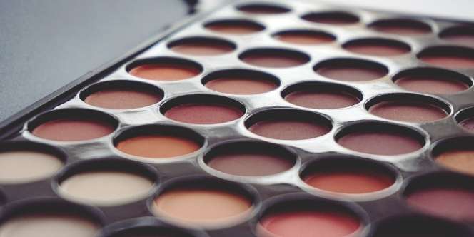 5 Fungsi Palet Eyeshadow untuk Merias Wajah