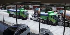 Mobil Mungil Ringsek Tergencet Dua Truk Besar, Ajaib Pengemudinya Selamat