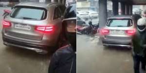 Hindari Genangan, Mobil Mercedes Benz Nekat Naik Trotoar
