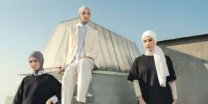 Trend Alert! Gaya Hijab Minimalis Inspirasi dari UNIQLO Indonesia dan Ayudia C
