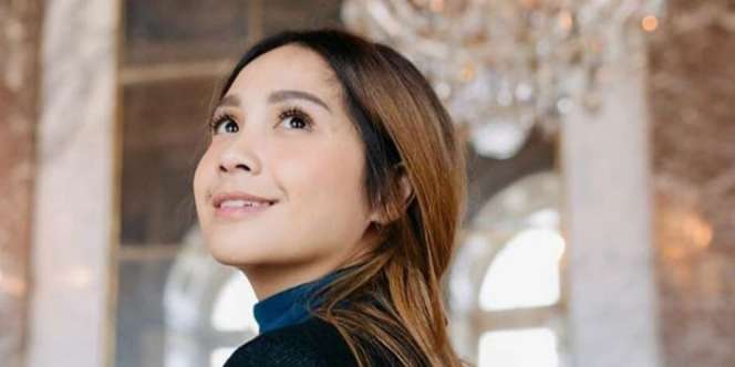 Outfit Nagita Slavina Lagi `Ngulek` Rujak Bikin Salfok