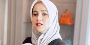 Gaya Kece Olla Ramlan Padukan Turban dan Baju Tidur