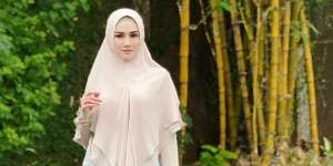 Hangout Saat Pandemi, Penampilan Mulan Jameela Pakai Face Shield Jadi Sorotan