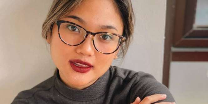 Ngecat Sendiri Pagar Rumah, Baju Setengah Marion Jola Bikin Heboh
