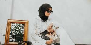 Makin Memesona, Potret Anyar Ana Octarina Tampil Berhijab
