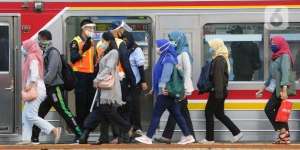 Penumpang KRL di Stasiun Bogor Menumpuk