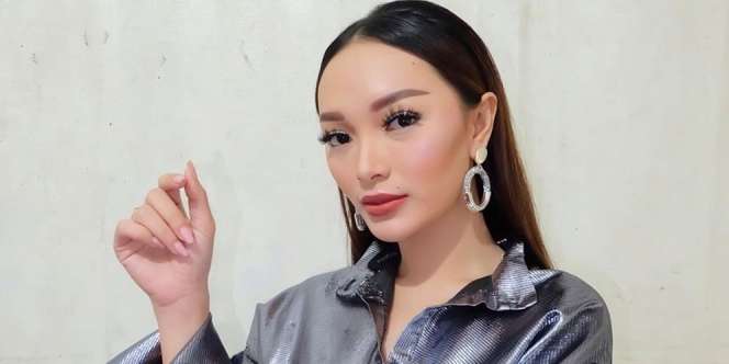 Berpose dengan Keluarga Sirajuddin, Tangan Mertua Zaskia Gotik Bikin Salfok 