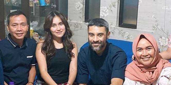 Didi Riyadi dan Ayu Ting Ting Bersandingan di Foto Keluarga, Sudah Dapat Restu?