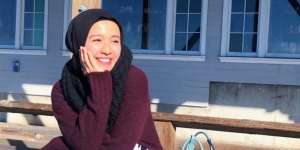 Simpel di Rumah, Gaya Modis Laudya Cynthia Bella Pakai Jilbab Instan