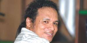 John Kei Ogah Berjalan Jongkok