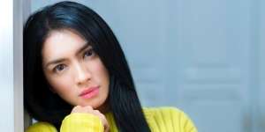 Pose Menempel di Dinding, Angel Karamoy Bikin Riuh
