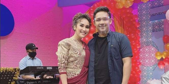 Kegirangan Ketemu Mantan, Ayu Ting Ting Sampai `Ngemper` di Lantai