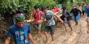 Jalanan Rusak Parah, Ibu Akan Melahirkan Terpaksa Ditandu 16 Km ke Puskesmas