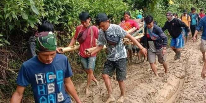 Jalanan Rusak Parah, Ibu Akan Melahirkan Terpaksa Ditandu 16 Km ke Puskesmas