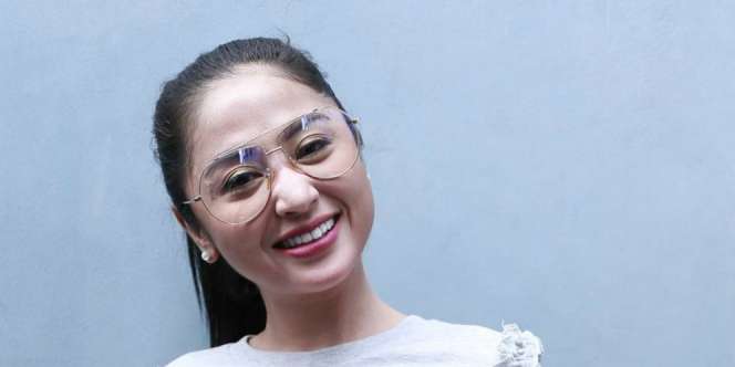 Pamer Foto Jadul Ketiak Disebut Hitam, Respon Dewi Perssik Disorot