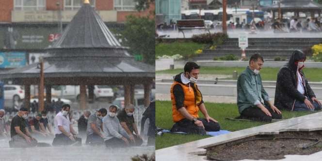 Masjid Dibuka Lagi, Warga yang Sholat Tak Beranjak Meski Hujan Lebat