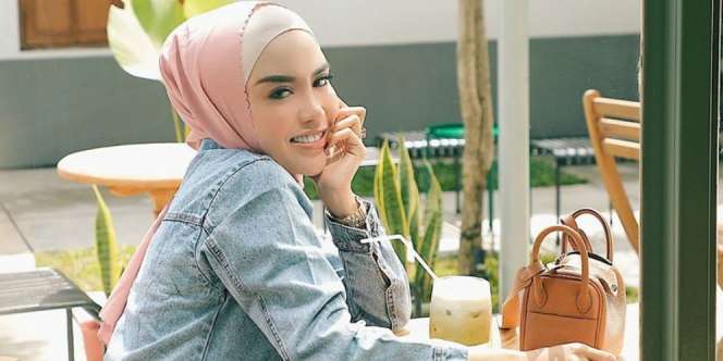 Inspirasi Outfit Pastel on Pastel ala Medina Zein