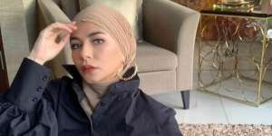 Gaya Modis Meisya Siregar Padukan Kemeja Balon dan Turban