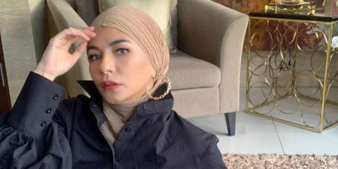 Gaya Modis Meisya Siregar Padukan Kemeja Balon dan Turban