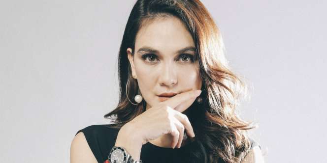 Pose Menantang di Pantai, Harga Bikini Luna Maya Jadi Sorotan