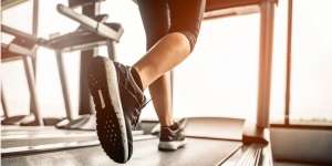Tak Mau 'Mager', Karyawan Ini Kerja di Atas Treadmill