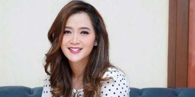 Minta Difotoin Suami, Hasilnya Bikin Vega Darwanti 'Naik Darah': Cakepan Sandal