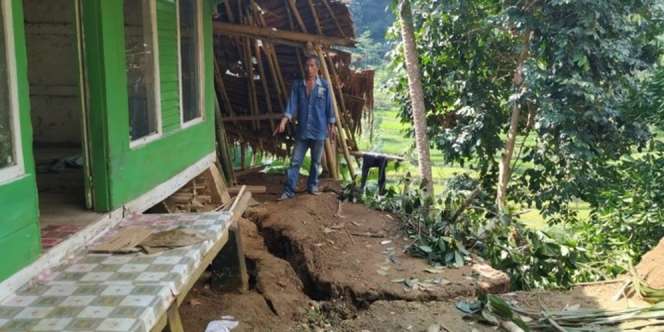 Kisah Pilu Pengungsi Longsor Tasikmalaya: 'Tanah Retak-Retak, Saya Takut'