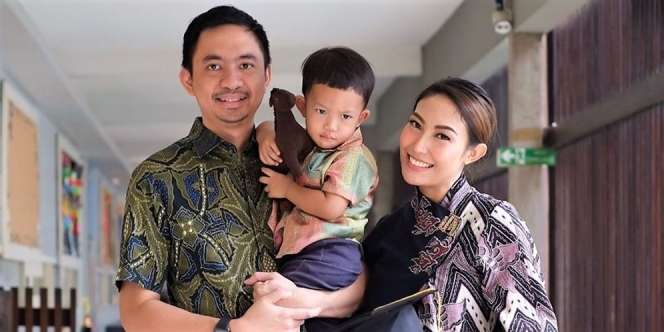 Mantan Tunangan Digugat Cerai, Ayu Dewi Girang Rayakan 8 Tahun Usia Pernikahan