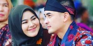 6 Potret Kemesraan Zumi Zola dan Sherrin Tharia Saat Cinta Masih Membara