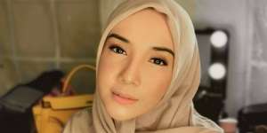 Hangout Saat Pandemi, Zaskia Sungkar Modis Pakai Face Shield