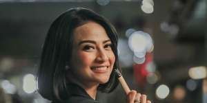 Pamer Foto Maternity Bareng Suami, Penampilan Vanessa Angel Bikin Geger