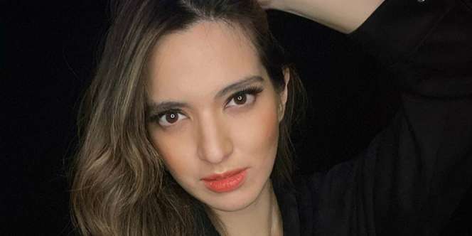 Lincah Berkuda, Kaki Jenjang Nia Ramadhani Jadi Sorotan