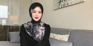 Berpayung Hitam, OOTD Ayana Moon Curi Perhatian