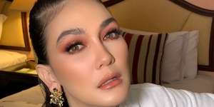 Celana Pendek Bikin Paha Terekspose, Selulit Luna Maya Bikin Salfok