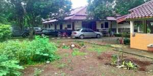 Dari Makam Sampai Peternakan, Ini 5 Potret Rumah Mandra