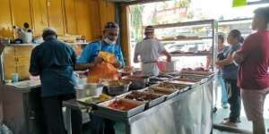 Biar Orang Tak Mampu Bisa Makan, Pemilik Kedai Jual Nasi Bungkus Cuma Rp3.400