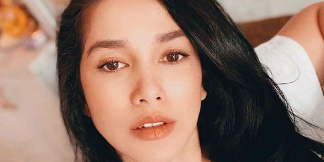`Ngemall` Pakai Kursi Roda, Ussy Sulistiawaty Bawa Tentengan Puluhan Juta