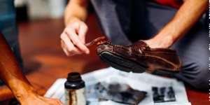 Tips Membersihkan Alas Kaki Agar Bebas dari Bakteri dan Virus