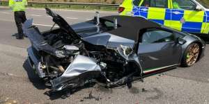 Baru 20 Menit Keluar Diler, Lamborghini Ringsek Dihantam Van