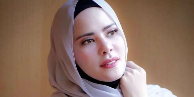 Tampil Chic dengan Gaya Hijab Turban Scarf Angel Lelga