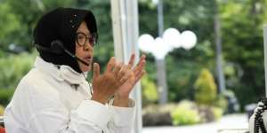 Walikota Risma Nangis dan Bersujud di Depan Dokter: Mohon Maaf