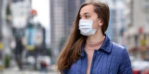 4 Tips Jitu Mencegah Makeup Menempel di Masker Kain