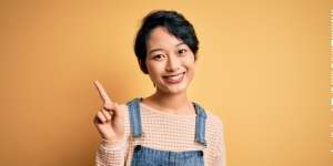 4 Inspirasi Gaya 90-an dengan Denim Overall